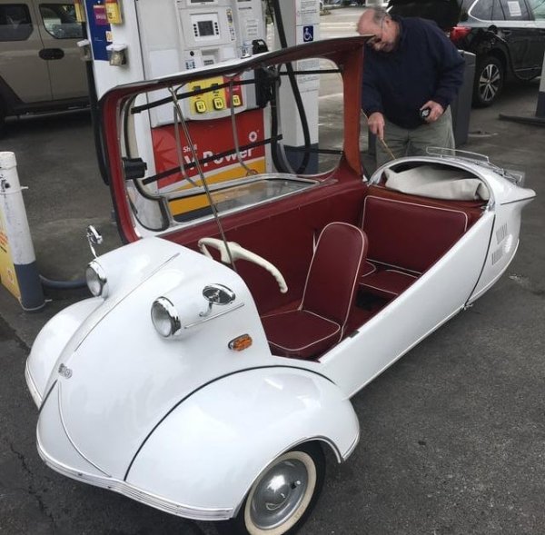Messerschmitt KR200 или Kabinenroller (Cabin Scooter) е триколесна кола, проектирана от авиоинженера Фриц Фенд и сглобявана във фабриката на германския производител на самолети Messerschmitt. Произведени са около 41 000 бройки. Теглото е 240 кг.